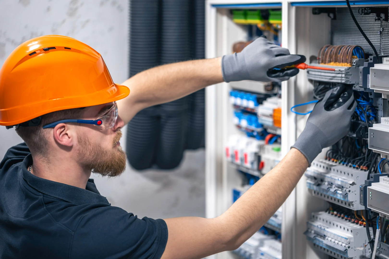 Manutenção Elétrica Preventiva: Por Que Sua Empresa Deve Investir Antes que um Problema Aconteça?
